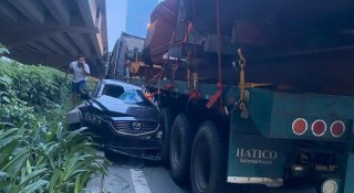 Ô tô con nát đầu sau cú tông kinh hoàng với xe đầu kéo tại Hà Nội